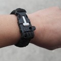 Bransoletka survivalowa linka paracord czarna z gwizdkiem i krzesiwem