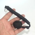 Brelok z kulką stalową w oplocie z linki paracord