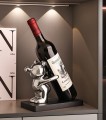 Stojak na wino butelkę dekoracyjny z figurką srebrną