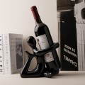 Stojak na wino butelkę dekoracyjny z figurką czarną